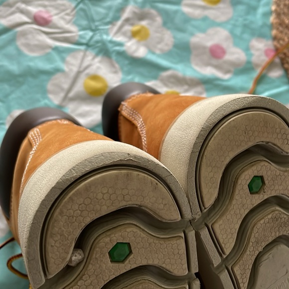 Women’s Timberlands Size 7 - Picture 15 of 16
